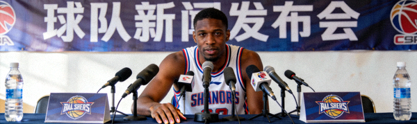 篮球运动员在新闻发布会上接受采访